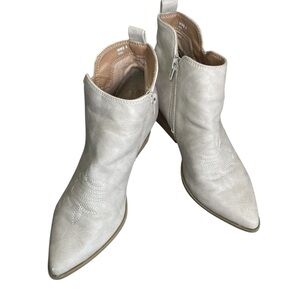 Dolce Vita White Lt Gray Kiki Ankle Boots 8M Western Cowgirl Festival Concert